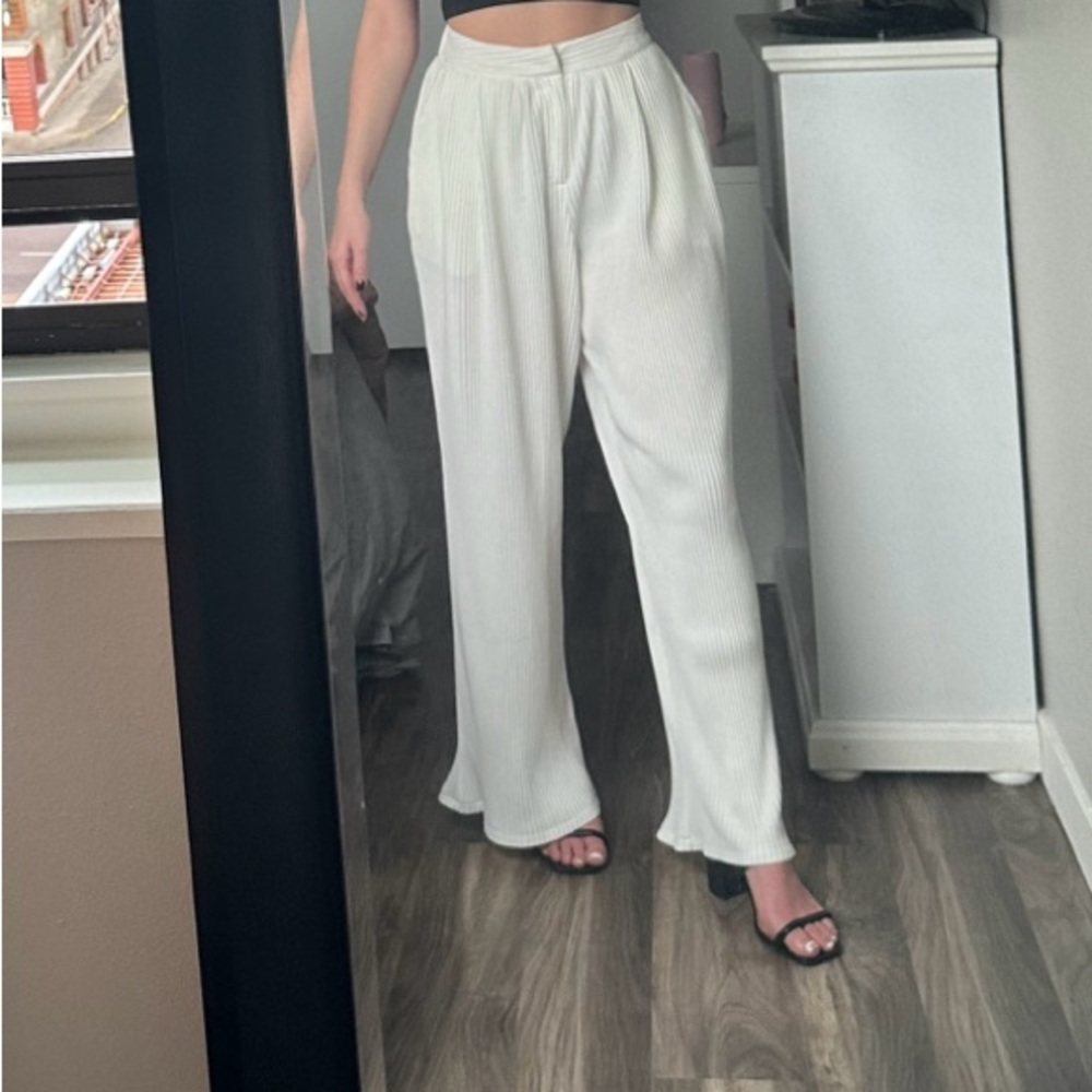Reselling Le Lis White Wide Leg Pants
